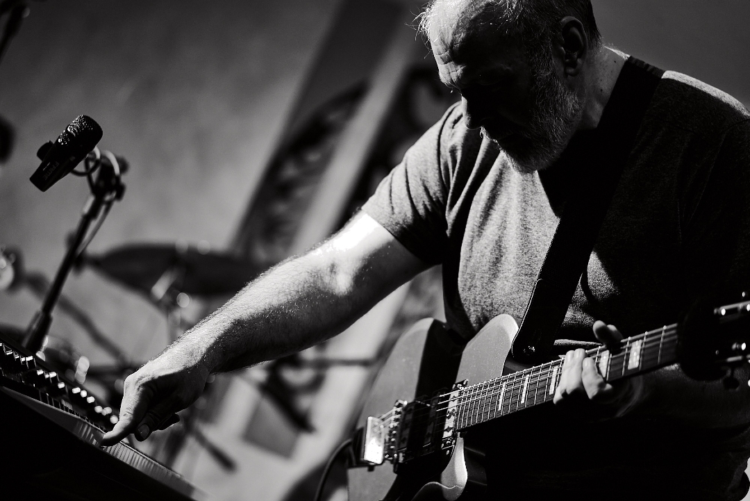 🎸 Mike Keneally, the multifaceted guitarist and keyboardist renowned for his collaborations with Frank Zappa and Joe Satriani, has his hands featured among 250+ musical legends in the HANDS BOOK ONLINE. Gift codes available. 🎶 @mikekeneally #frankzappa #musicphotography