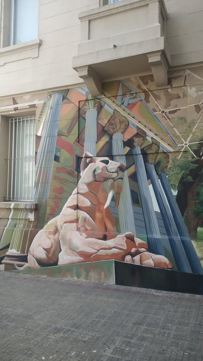 MuralesLaPlata's tweet photo. Mira estás imágenes de #LaPlata en la esquina de 6 y 46. La Gobernación, el Museo de Cs Naturales, la Muni y la Estación de trenes. #Murales de la ciudad. https://t.co/61SqJ4rLto