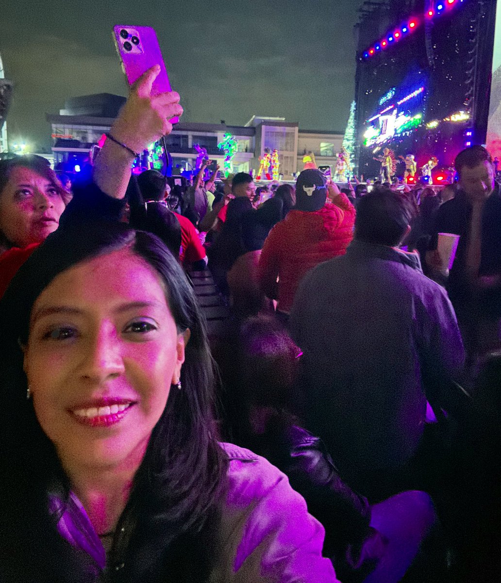 IbethParga's tweet photo. ¡Un año más, una exitosa #SantaFiesta!
@kebuenaoficial @los40mx @laqmexico 👊📻🎙️🎤🎶🤩🥳🎄 https://t.co/z1XhhyHfnt