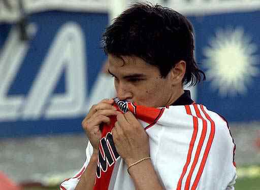 SaviolaStats's tweet photo. 11.12.1981
Nace Javier #Saviola, uno de los delanteros jóvenes más determinantes de la historia. A los 21 años había convertido más goles que #Messi y #Cristiano.

#RiverPlate: 58 ⚽️ y 4 🏆
#Argentina: 23 ⚽️ y 2 🏆
Europa: 173 ⚽️ y 9 🏆

TOTAL = 254 GOLES y 15 🏆.

¡FELIZ CUMPLE! https://t.co/dCyxTOtP45