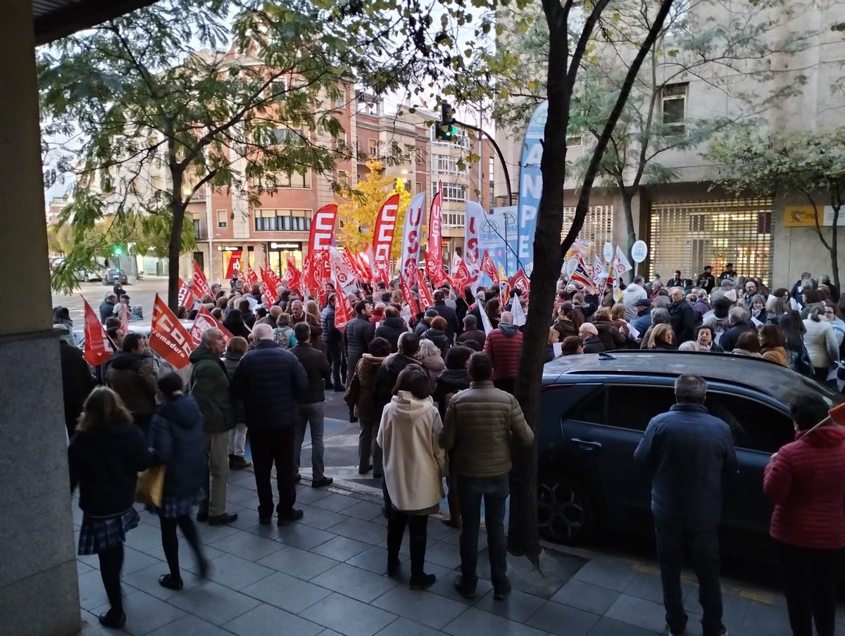 MufaceSi's tweet photo. Sres de @sumar @podemos @oscarlopeztwit @Yolanda_Diaz_  @ppopular @psoe @IzquierdaUnida @Congreso_Es @vox_es @Monica_Garcia_G @CsifNacional @UGT_Comunica  @CCOO @PoliciaASP  @cep_cepolicia @Sup_policia @JupolNacional escuchen y protejan #muface @mufaceoficial https://t.co/YZrUAld4ZH