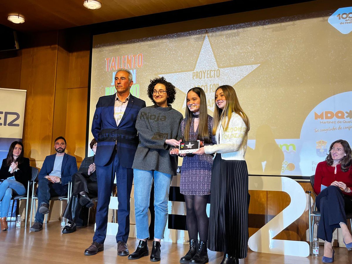RadioRioja's tweet photo. @dsacristang @unirioja @EscuelaEsdir @FundIbercaja @BrionesTurismo @AytoSDC ⭐️ #TalentoJovenRiojano2024 para el Proyecto 'Arco for Her', de 3 jóvenes logroñesas que han desarrollado junto a su profesor, Carlos Lorente, del @ciamarialog. Una app para luchar contra la violencia de género.

⭐️Recogen: Raquel, Erika y Valeria
⭐️Patrocina Martínez de Quel https://t.co/rFbpwDohSF