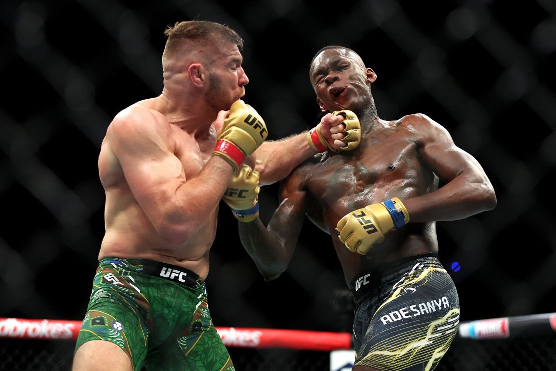 z21265947's tweet photo. Dricus Du Plessis : L’ovni qui humilie les maîtres du MMA

Le MMA regorge de combattants qui incarnent la perfection technique : des virtuoses du striking comme McGregor, ou des grapplers infaillibles comme Makhachev.

Mais parfois, un ovni s’immisce dans cette élite, balayant toutes les attentes. Dricus Du Plessis, critiqué pour son apparente maladresse, est devenu l’un de ces phénomènes capables de terrasser les meilleurs.
Ce soir, on décortique son style étrange pour tenter de trouver une explication.