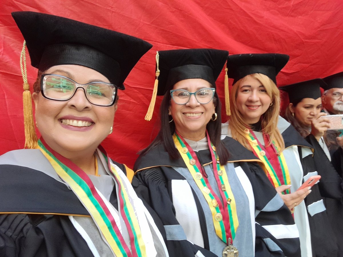 mcarcila's tweet photo. Marcha triunfal en mi amada @FaCE_UC acompañando a los egresados en su caminata cubiertos de glorias académicas.Verlos emocionados me conmueve y me hace recordar como hace nada era yo también una muchacha llena de ilusiones egresando feliz de mi Alma Mater. Bendiciones para todos https://t.co/VO9Hpj04XW