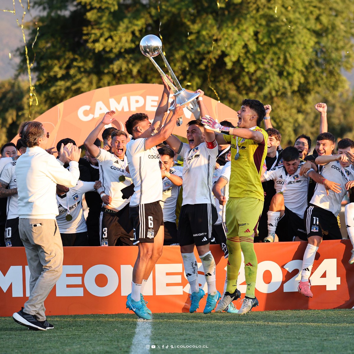 ColoColo's tweet photo. Una locura lo de la IA de X: Grok AI, ¿cierto? 😘🏆🤟🏼

@ColoColoFem 
#Campeones2024 ⚪️⚫️ https://t.co/TAEjJtnZaP
