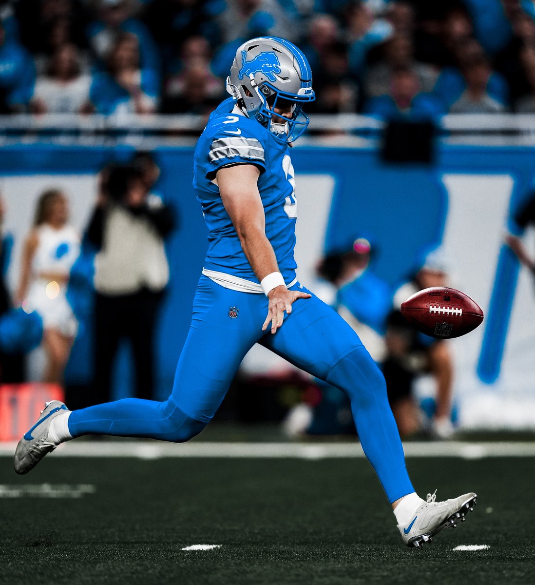 LionsPR's tweet photo. Among all @NFL punters this season, @Lions P @MrJackFox ranks:

- 1st in net punting average (46.3)
- 3rd in gross punting average (50.7)
- 6th in percentage of punts pinned inside the 20 (51.3%)

#ProBowlVote
#OnePride https://t.co/qZEv7uztzs