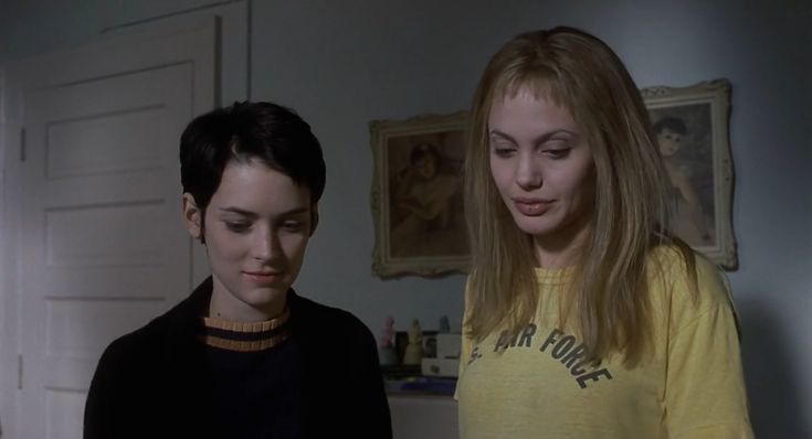 Susanna Kaysen voluntarily commits herself to a psychiatric hospital for 18 months after a suicide attempt. There she meets Lisa Rowe and other troubled youth. Winona Ryder, Angelina Jolie. "Girl, Interrupted" 1999.