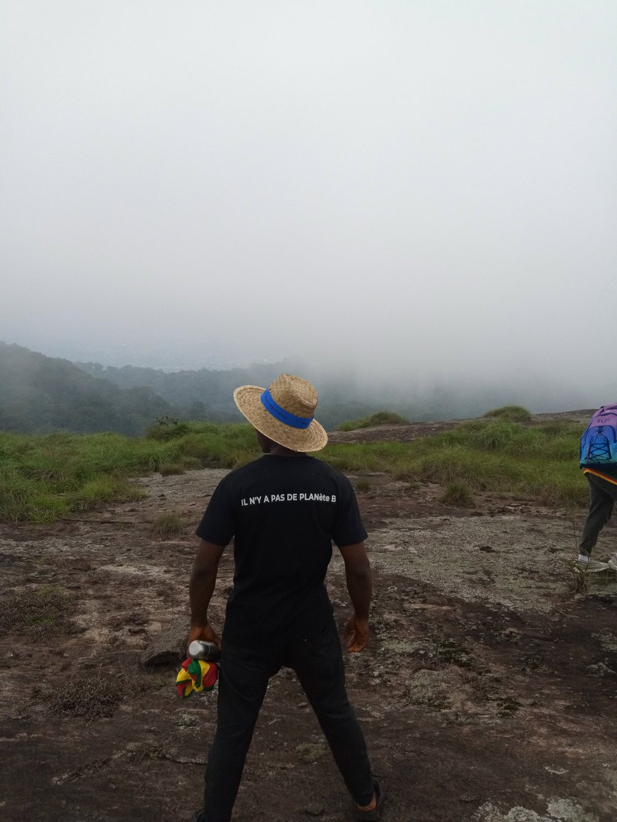 delphin_fegue's tweet photo. En cette journée internationale de la montagne et je viens partager avec vous ce beau souvenir sur le toit du plateau Sud-Cameroun: le Mont Mbam Minkom (1295m).

Sanctuaires d’espèces rares, ces lieux sacrées méritent qu’on leur voue une préservation à la hauteur de leur majesté. https://t.co/rVKhCza2mz