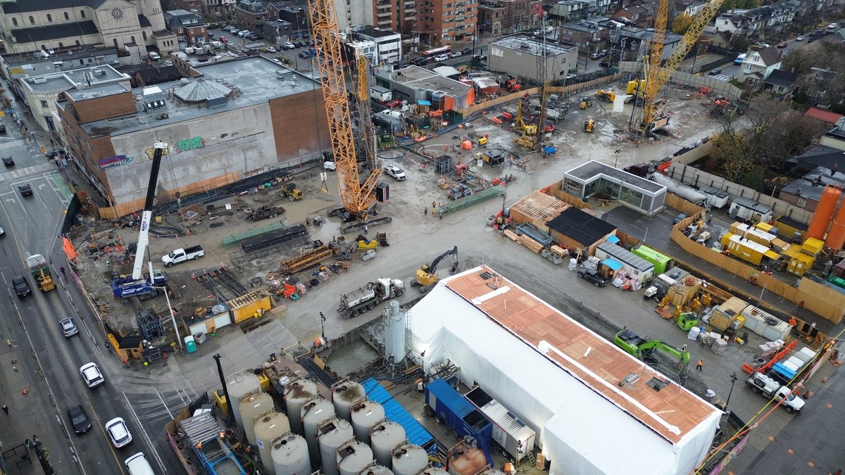 ❄️ We’re not letting winter slow Ontario Line progress! We’ve installed a tent around the slurry production plant and water treatment facility at Pape and Danforth to winterize the site so we can continue working on this critical transit project year-round.