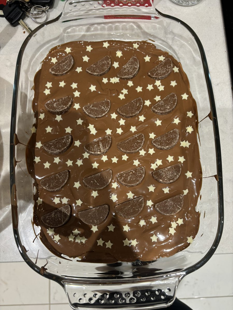 And this year’s festive (no bake) bake! Terry’s Chocolate Orange biscuit slices 🍊🎄

(fully aware the orange slice rows are uneven ok)