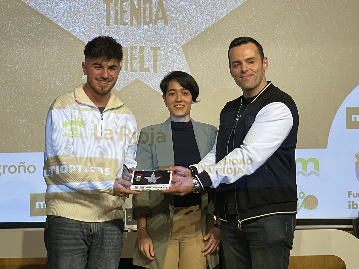 RadioRioja's tweet photo. @dsacristang @unirioja @EscuelaEsdir @FundIbercaja @BrionesTurismo @AytoSDC @ciamarialog @FRMRioja ⭐️ #TalentoJovenRiojano2024 para MELT, establecimiento logroñés dedicado a la venta de tartas de queso. Sus propietarios son tres jóvenes, dos de ellos riojanos. 

⭐️Recoge: Manuel de los Santos y Luan Queiroz 
⭐️Entrega: Marta de @mo_multiopticas https://t.co/M19W6VLxBW