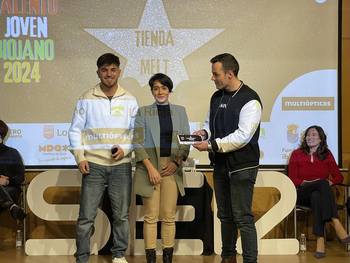 RadioRioja's tweet photo. @dsacristang @unirioja @EscuelaEsdir @FundIbercaja @BrionesTurismo @AytoSDC @ciamarialog @FRMRioja ⭐️ #TalentoJovenRiojano2024 para MELT, establecimiento logroñés dedicado a la venta de tartas de queso. Sus propietarios son tres jóvenes, dos de ellos riojanos. 

⭐️Recoge: Manuel de los Santos y Luan Queiroz 
⭐️Entrega: Marta de @mo_multiopticas https://t.co/M19W6VLxBW