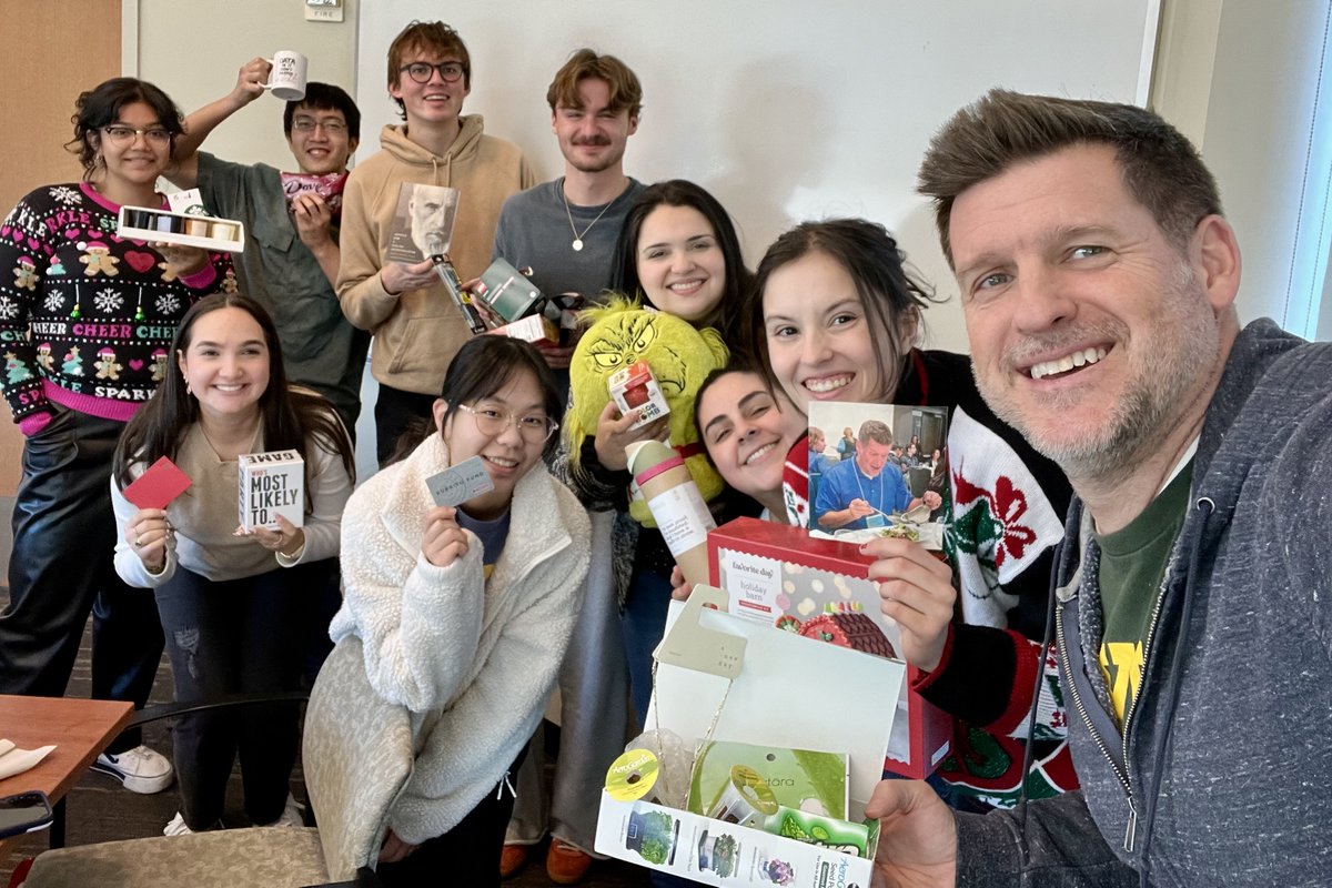 jakelber's tweet photo. Merry Christmas, Happy New Year and warm wishes this holiday season from the Developmental Oncogene Laboratory @Baylor @BiologyBaylor. #Research #TraineeDevelopment #HolidayFun #GiftExchange https://t.co/nl5CapHQN1