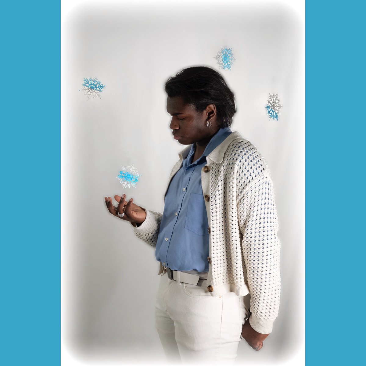 LoveForAllbnd's tweet photo. Member: Kae | Leader, Vocalist, Guitarist
❄️
‘Snowflake’ out December 13th
❄️
#LoveForAll #Love #Band #Song #Original #New #Music #Artist #Group #Guitar #Vocals #Sing #Singing #Drums #Bass #Share #Snowflake #Promotwt #Trending https://t.co/KjIPIL4LTi