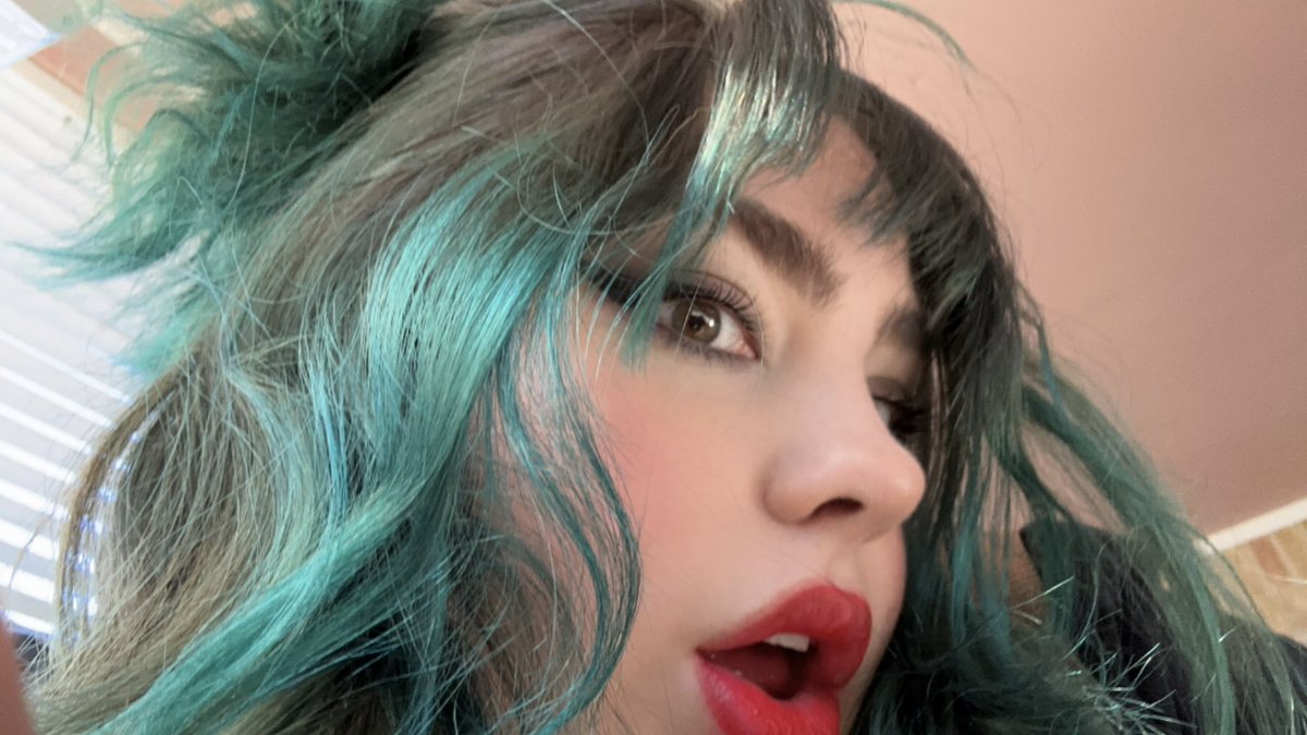 lizzys_sk3tches's tweet photo. not sure if teal hair was the move but idrgafffff https://t.co/hkFAYo5Ic3