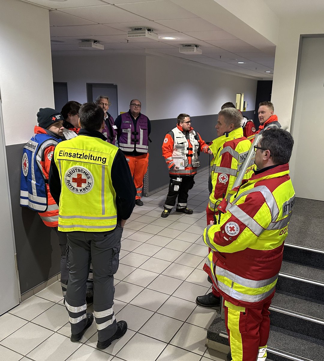 #DRK-Einsatzleiter Marc Keine leitet die Einsatzbesprechung des #Sanitätswachdienstes vor dem Anpfiff beim #BVB Champions-League-Spiel gegen #FCB in #Dortmund.