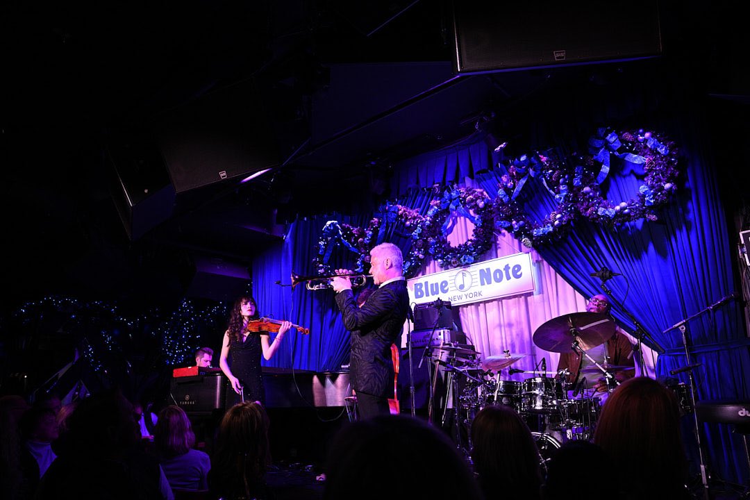 Lloydphoto's tweet photo. Photos: Grammy-winning trumpeter Chris Botti kicked off his 20th annual holiday residency at the Blue Note Jazz Club in Greenwich Village. #LloydMitchellPhotography #BlueNoteJazzClub #ChrisBotti #Music #photojournalism #MusicPhotography #journalism #featurestory #musicjournalism https://t.co/e2kmlsto71