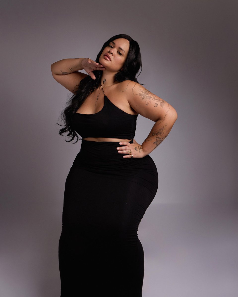 Instagram is down so Imma just be pretty here. And btw the stool disappeared underneath all that junk in the trunk 🤣🫠

#instagramdown