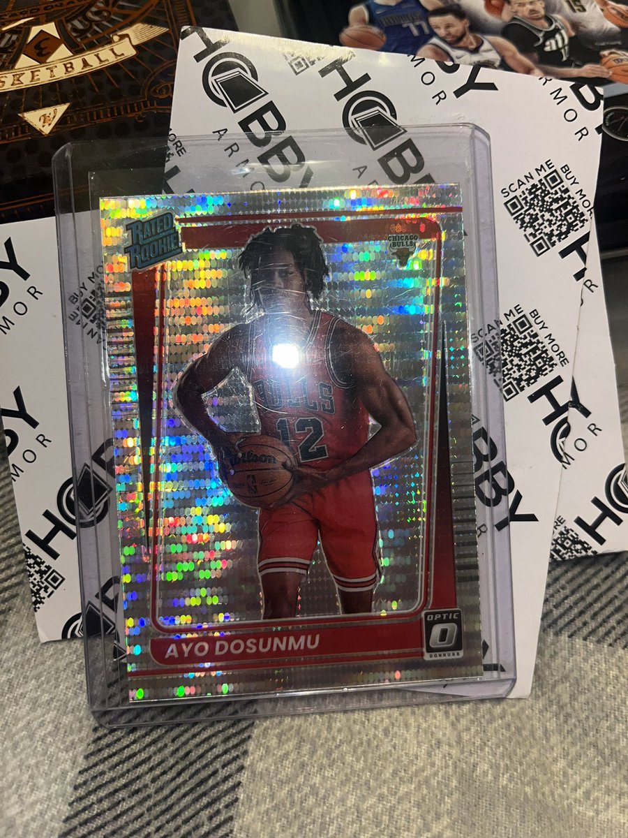 CardIllini's tweet photo. Tennessee game is Saturday at 430.If we get up to 100 likes, I will giveaway this Trent Frazier auto /20 along with an Ayo pulsar Prizm rookie and another Shannon sapphire. Like and retweet away! If we are less than 100 no Frazier. If over 200 likes I’ll add an Ayo Deca /149 #ILL https://t.co/VoTuZIKbDZ