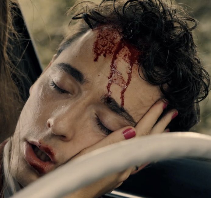 mafindreams's tweet photo. Isidro usó sus últimas fuerzas para mirar a Adela.
Mateo para mirar a Claudia y decirle te quiero.

Isidro sonrió al cielo porque sabía que volvía con su esposa.
Mateo ha derramado su última lágrima porque deja atrás a su mujer y a su hijo.

Parte del amor se ha ido con ellos 💔 https://t.co/hEviHiM4fT