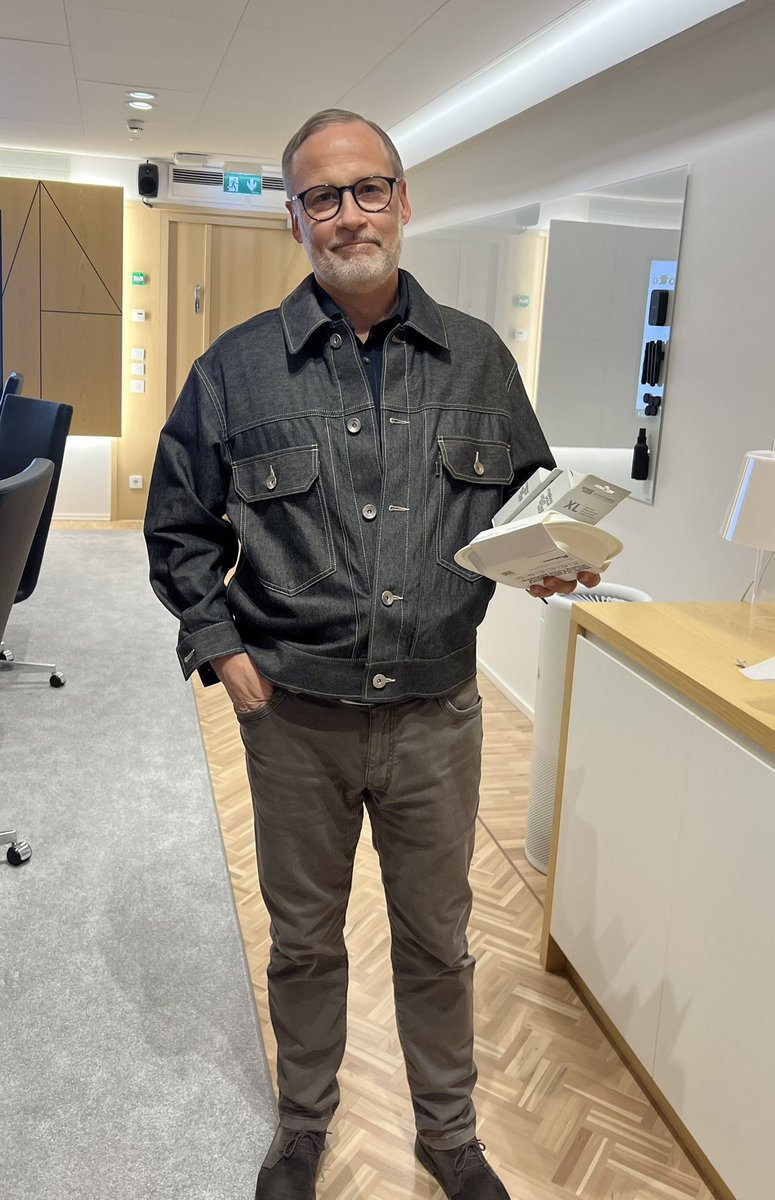 LinnarantaJussi's tweet photo. Tänäänkin oltiin @MetsaGroup omistajien asialla. @niklasweymarn kävi kertomassa @MetsaSpring hankkeiden tilanteesta. Päällä oli #Kuura -tekstiilikuidusta tehty takki ja kädessä #Muoto puristepakkaus👌. Hienoa suomalaista kehitystyötä👍. #metsä https://t.co/09eSSxokWB