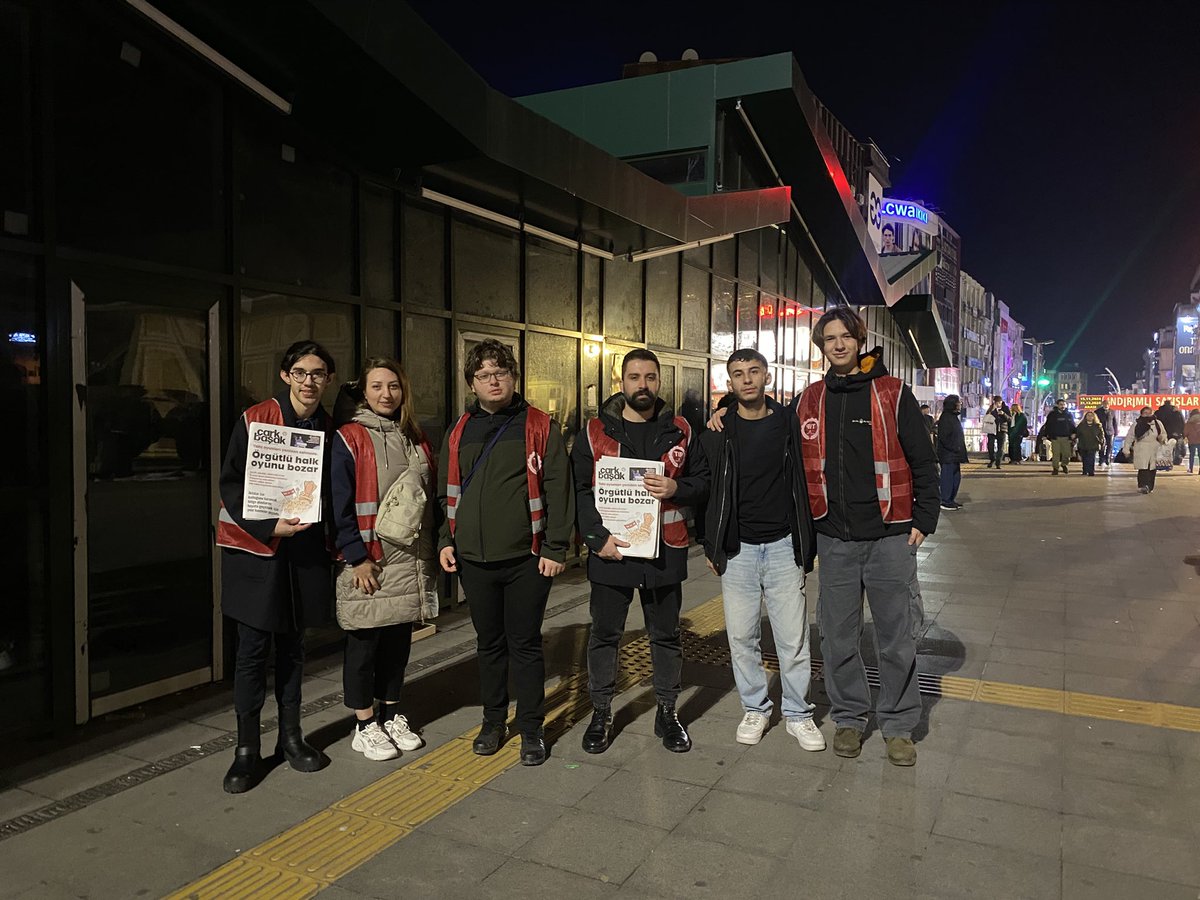 tipbakirkoy's tweet image. Partimizin aylık yayın organı ÇarkBaşak’ın 36. sayısı, ‘Örgütlü Halk Bu Oyunu Bozar’ başlığıyla çıktı!
Bakırköy Özgürlük Meydanı’nda halkımızla buluşturduk, dayanışmayı hep birlikte büyütüyoruz!
.
.
.
#TİP #TürkiyeİşçiPartisi #ÇarkBaşak #Bakırköy