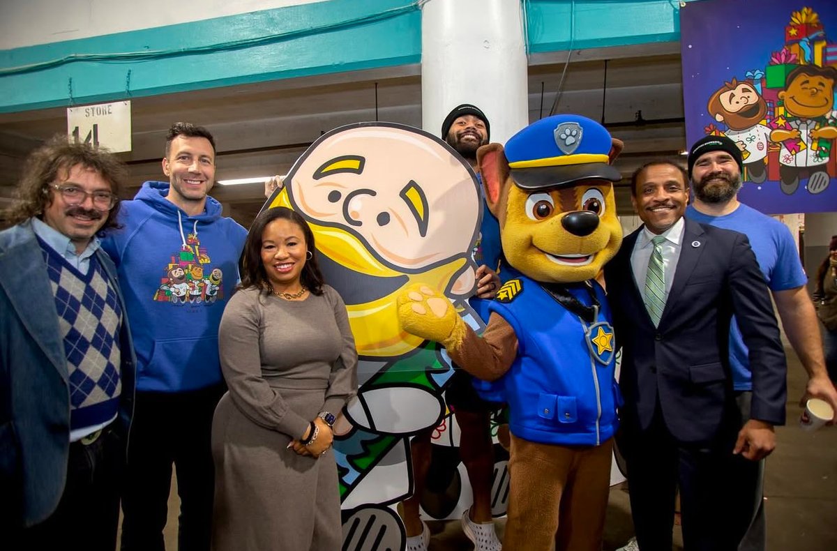 PHLschools's tweet photo. Superintendent @watlington_sr, @fundphlschools Pres. & CEO Kathryn Epps joined former @Eagles player @connorbarwin98 and @jasonkelce, current player @jordan_mailata and community partners at the Operation Snowball HQ housing 200k gifts for students this holiday season! #PHLed https://t.co/URFbmLWiZd