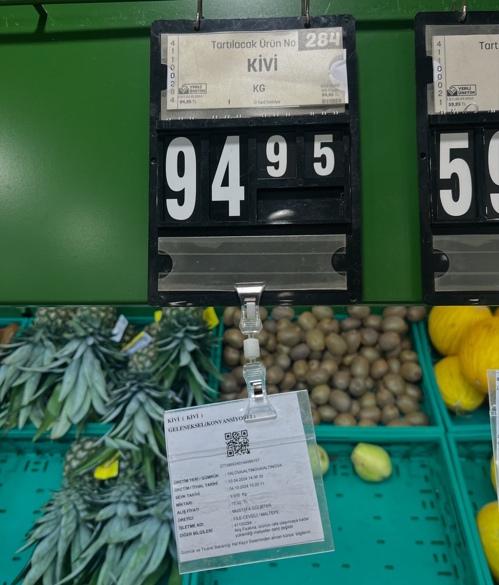 gidadedektifi's tweet photo. Künyelerini araştırmaya devam ediyoruz!
Bu kez de Bim iştiraki olan File markette kilosu 95 liraya satışa sunulan kivilerin halde aslında yarı fiyatına satıldığı ortaya çıkıyor.
Marketlerdeki reyonlara gelene kadar bakın aracılar ve firmalar nasıl fahiş kârlar yapıyor!
@ticaret https://t.co/4Bs0tA5Bv9