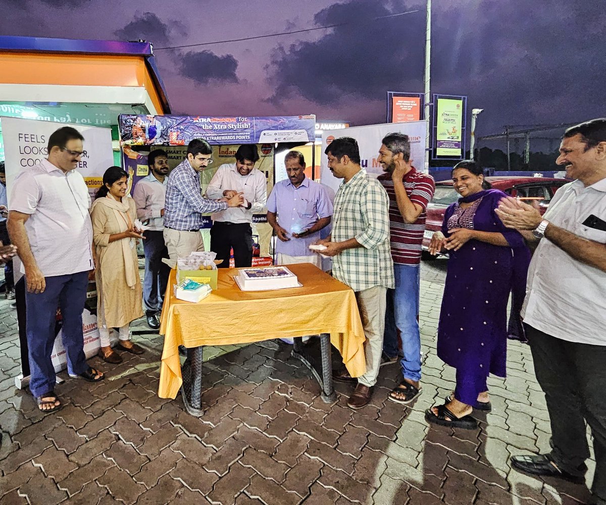 man_oj_sq's tweet photo. 🎉 Celebrating #ChhotuKaBirthday! Trivandrum LSA marked 4 successful years of Chhotu 5kg LPG cylinders at COCO Anayara with cake cutting, banners, giveaways &amp; customer engagement. A joyous occasion with  our valued stakeholders! #IndianOil #LPG https://t.co/xPMzm2faMm