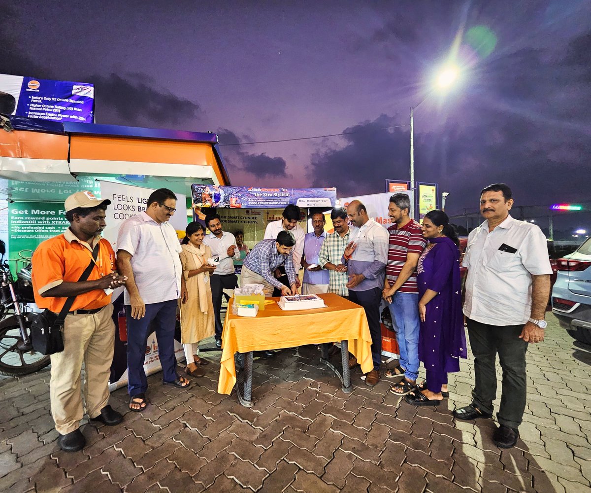 man_oj_sq's tweet photo. 🎉 Celebrating #ChhotuKaBirthday! Trivandrum LSA marked 4 successful years of Chhotu 5kg LPG cylinders at COCO Anayara with cake cutting, banners, giveaways &amp; customer engagement. A joyous occasion with  our valued stakeholders! #IndianOil #LPG https://t.co/xPMzm2faMm