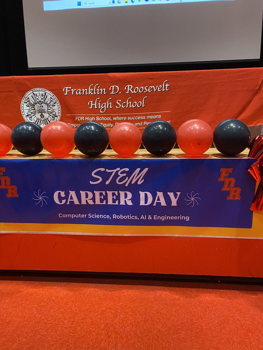 fdrcougars's tweet photo. STEM Career Day at FDR!  #CSEdWeek 
@BrooklynSouthHS @NYCSchools @FutureReadyNYC https://t.co/tELIrhY9o9