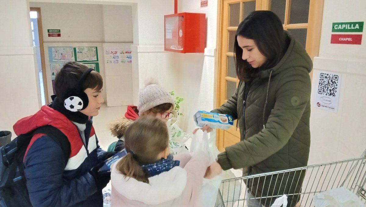 CSC_Granada's tweet photo. Nos hemos quedado sorprendidos/as con tantas "latas de generosidad” por el día de la lata.
Nuestros/as agentes de pastoral nos recuerdan que mañana JUEVES , 12 de diciembre, es el 4º día de campaña y es el DÍA DEL DULCE Y DESAYUNO. 
¡Colabora!
#FESB https://t.co/fch5wlaobN