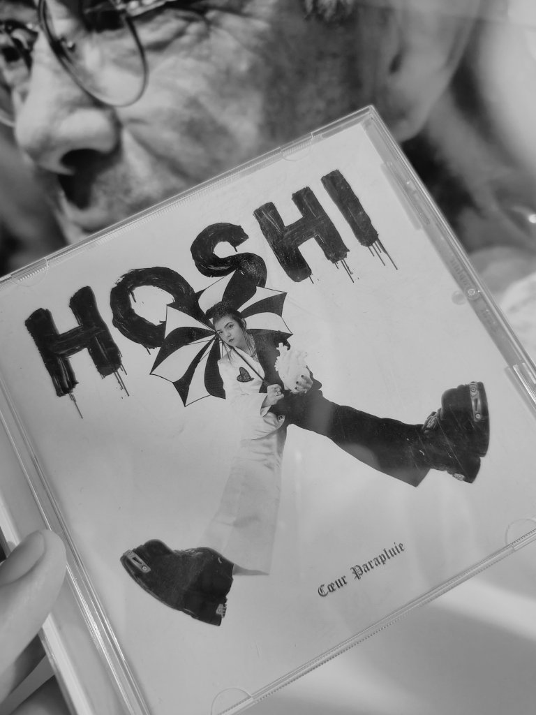 Magie de Noël ✨ Magie des réseaux ✨ Faites que ce message arrive jusqu'à <a href="/HoshiOfficial/">Hoshi</a> 🤍
Demain soir, jeudi, concert avec ma fille. Une place particulière dans son cœur, dernier album écouté avec son grand-père avant son brutal décès🖤
Une rencontre comme 🎁 de 🎄?! 🤞🏼🥰🙏🏻
