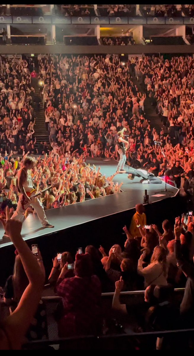 Chezzym's tweet photo. @TheO2 @mcflymusic 21st birthday parties 🥰 https://t.co/34pSOUjuHq