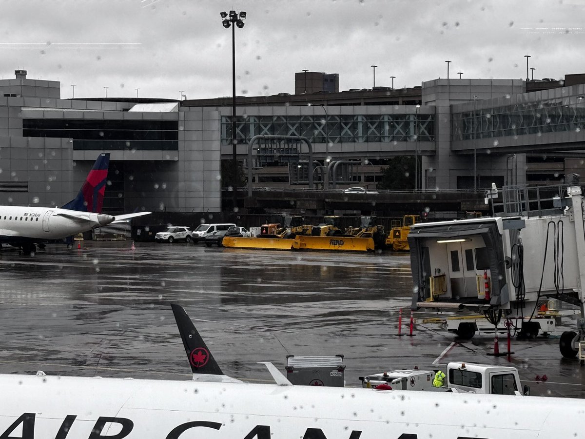 mwalno's tweet photo. Hard to believe #rain & not #snow in #Boston today. #Whereiswinter? @AmericanAir Admirals Club https://t.co/fhwGzi6Vk6