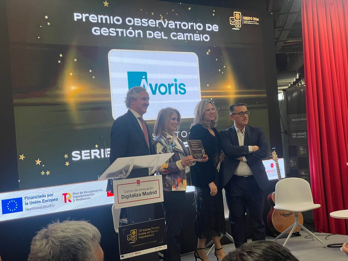 grupo_imm's tweet photo. Entregamos el Premio del Observatorio de Gestión del Cambio  de la mano de algunos de los  miembro del consejo asesor del observatorio de gestión del cambio a @ChaparroTavera , Responsable de Cultura y Diversidad de @avoristravel  #premiosIMm #gestiondelcambio https://t.co/Frjb9ZY9si