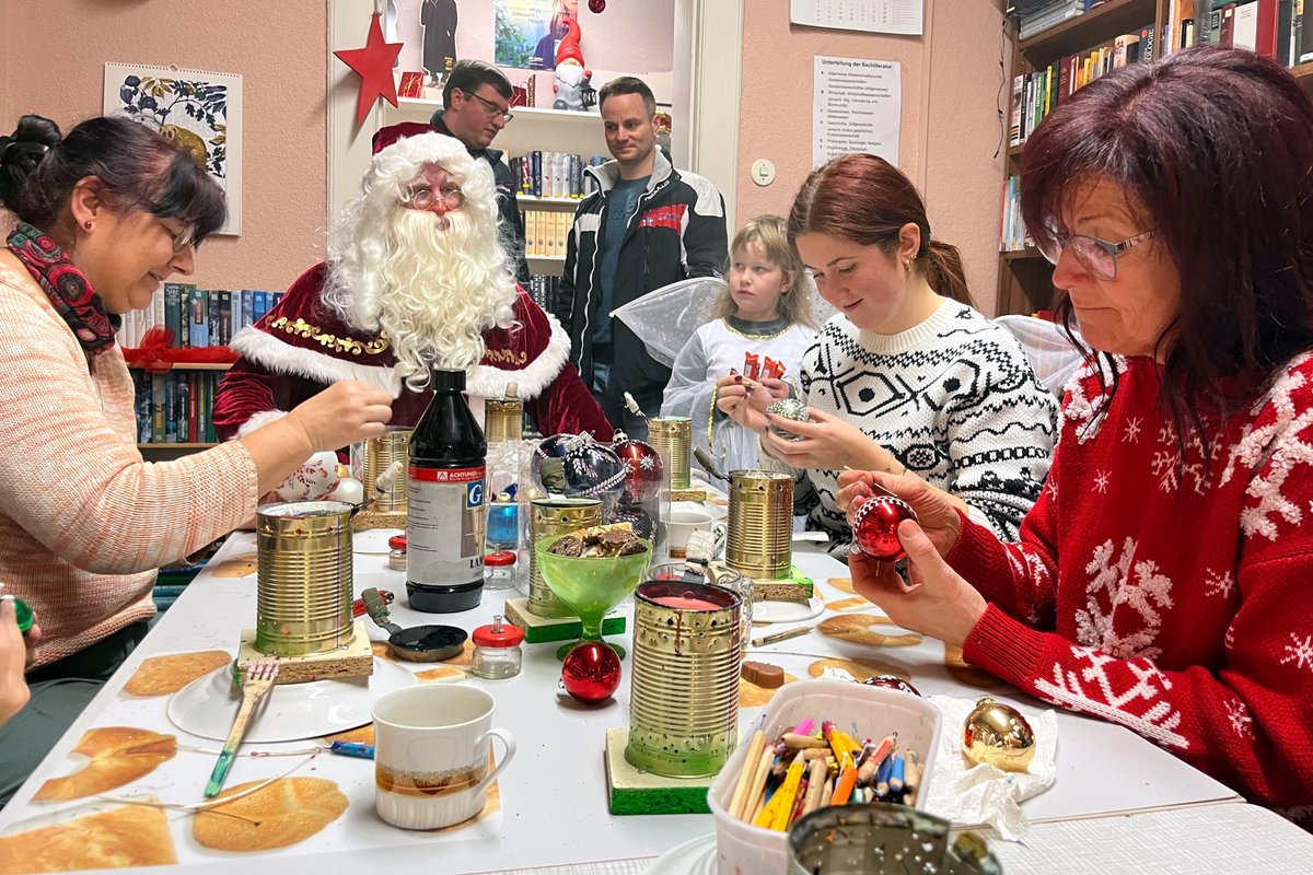 FFKolkwitz's tweet photo. Heute ist unsere diesjährige Weihnachtsaktion gestartet. Erste Station unseres Feuerwehrmanns mit seinen Engeln: Die Bibliothek in Kolkwitz. Es war ein toller Empfang, super gemütlich und die Freude über unser Geschenk riesig: Ein Scheck, mit dem neue Bücher beschafft werden. https://t.co/ePX6L8hf9E