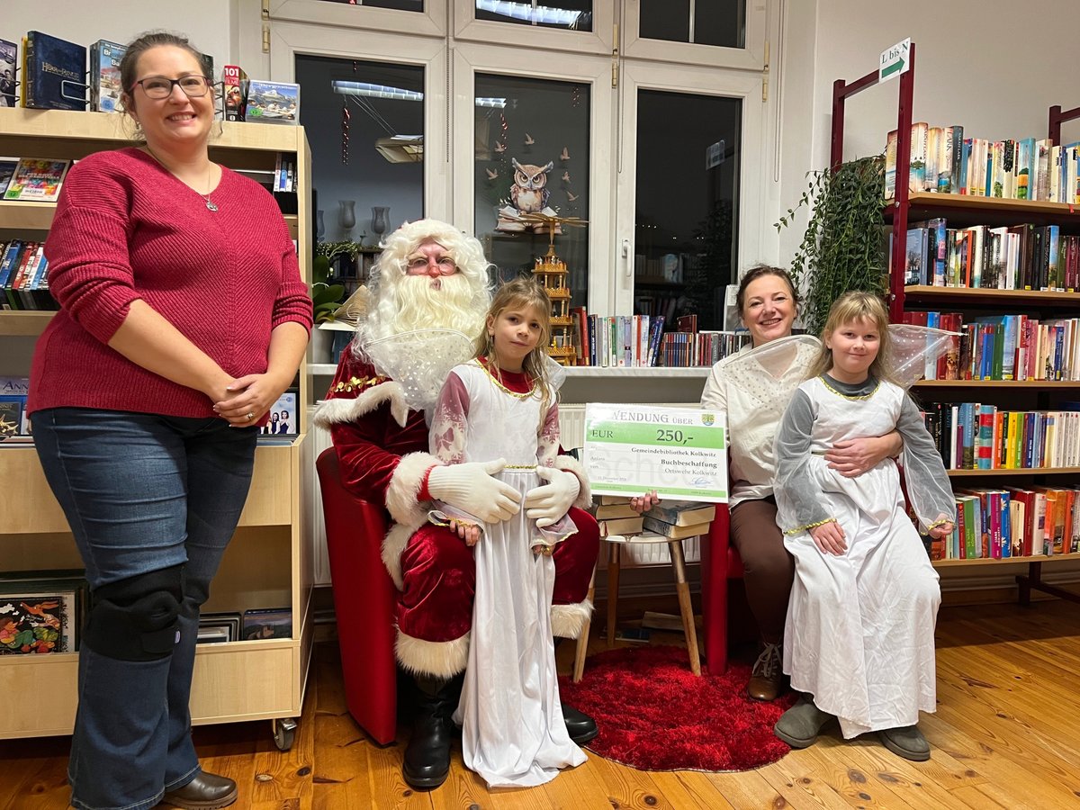 FFKolkwitz's tweet photo. Heute ist unsere diesjährige Weihnachtsaktion gestartet. Erste Station unseres Feuerwehrmanns mit seinen Engeln: Die Bibliothek in Kolkwitz. Es war ein toller Empfang, super gemütlich und die Freude über unser Geschenk riesig: Ein Scheck, mit dem neue Bücher beschafft werden. https://t.co/ePX6L8hf9E