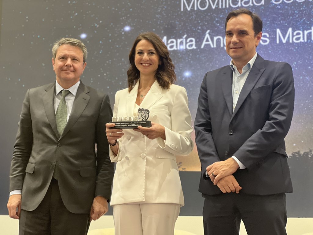 Ineco_es's tweet photo. 📌 mINerva, la red de mujeres IN de Ineco, entrega sus premios anuales de la mano del secretario de Estado de Transportes y Movilidad Sostenible @jasantano y el presidente de Ineco @svtorron 
👏 Movilidad Sostenible para @MAngeles_Marti
👏 Transformación Digital para @nuriaoliver https://t.co/hcOHss78Dz