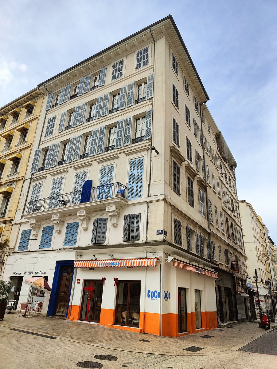DavidLaMars's tweet photo. En dépit d'un refus signé @davidytier et particulièrement motivé par l'ABF, un commerçant passe outre et refait sa façade en violation des règles de mise en valeur du patrimoine, en covisibilité frontale avec l'Opéra de #Marseille classé monument historique https://t.co/qGejEBHPwQ