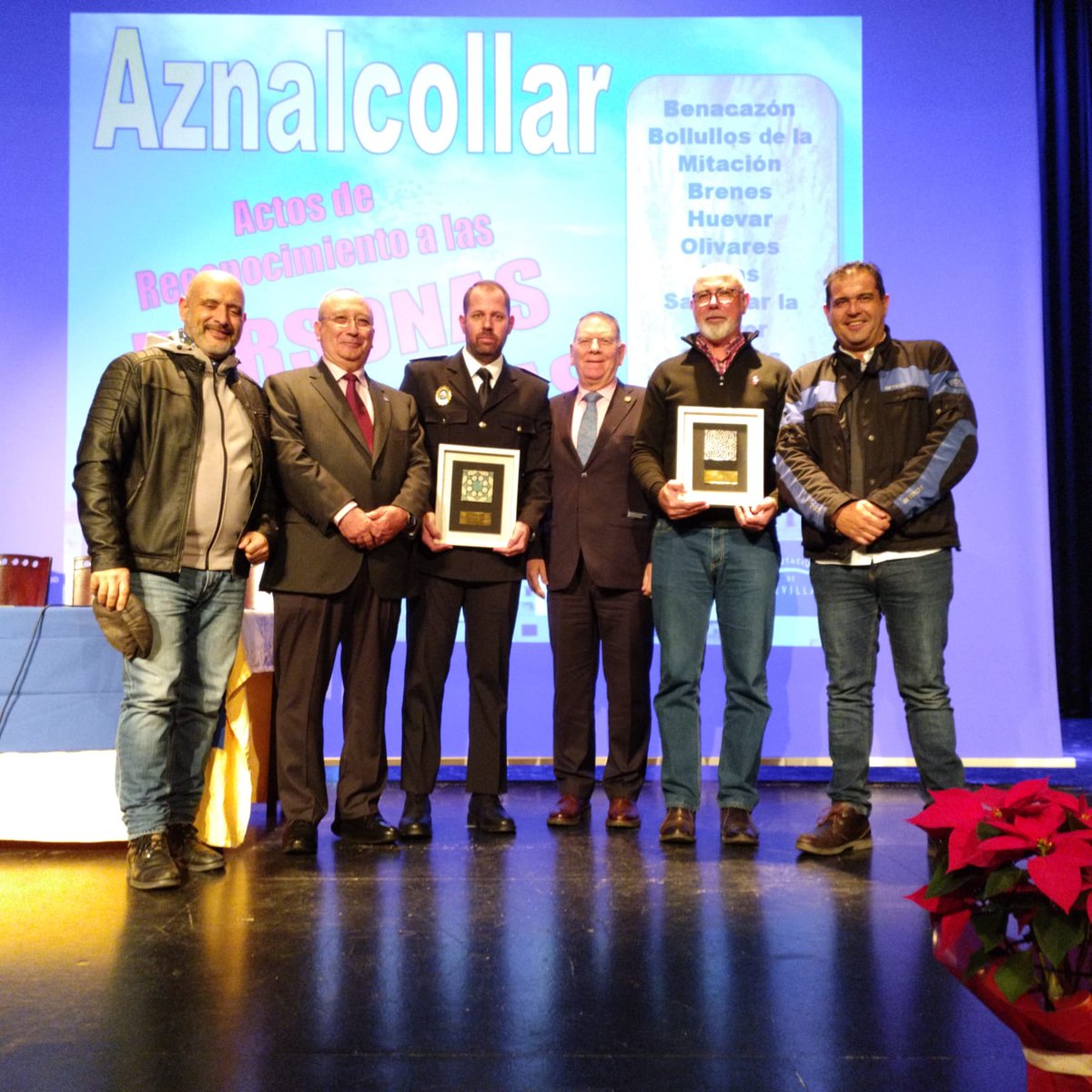 Con motivo del #DiaInternacionaldelVoluntariado se ha reconocido el trabajo de 2 socios de #IpaAndalucia que trabajaron en #Catarroja ayudando en labores humanitarias y de limpieza de calles tras la #Dana
Acto organizado por asociación Imagina en colaboración con <a href="/culturaaznalco2/">Aytoaznalcollar</a>