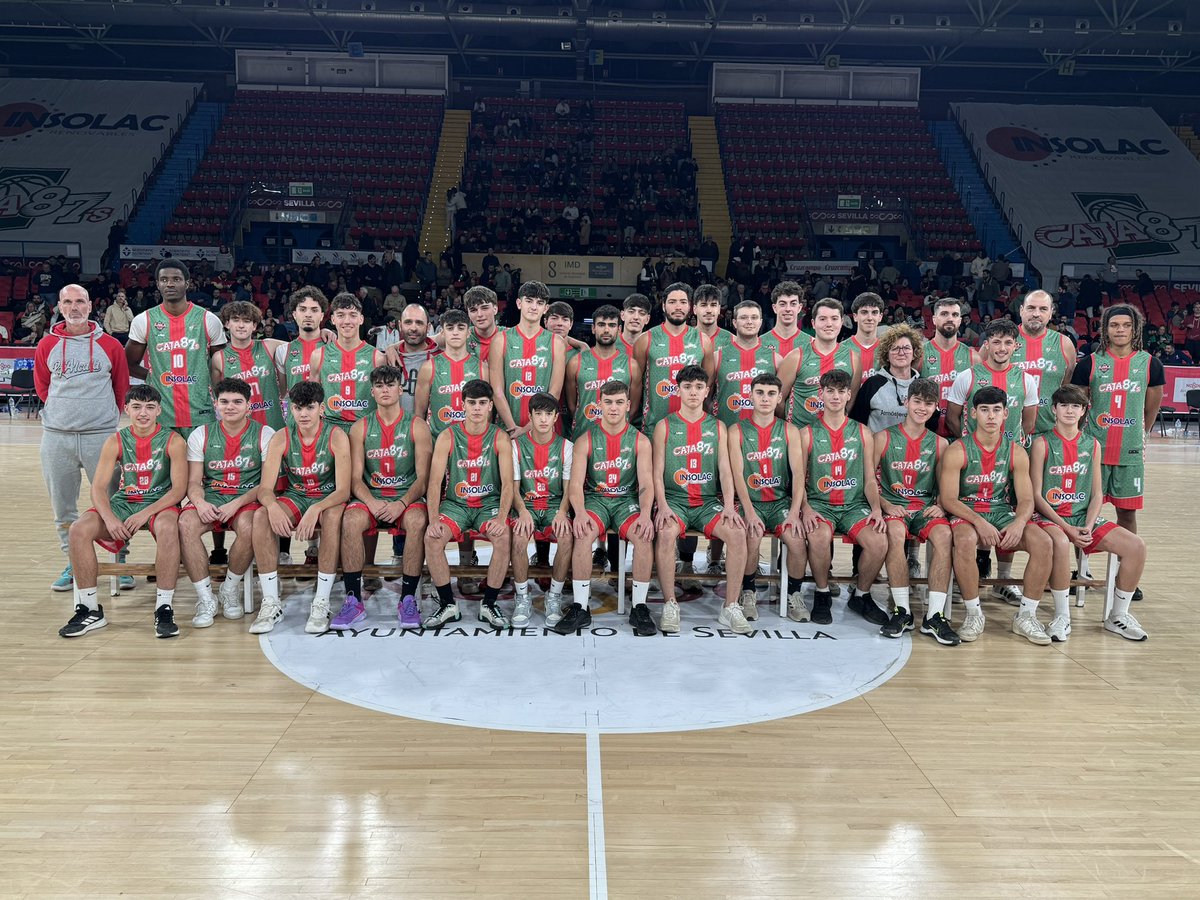 caja87basket's tweet photo. El cadete y juvenil del @lorabasket Caja 87 y el senior  de Primera Nacional del @pgalcalabasket Caja 87 se hacen la foto oficial como cantera y equipo vinculado del club. 

¡Orgullosos de nuestra cantera! 💚❤️ 

#VamosCaja87 #SegundaFEB https://t.co/voKqBEnr9H