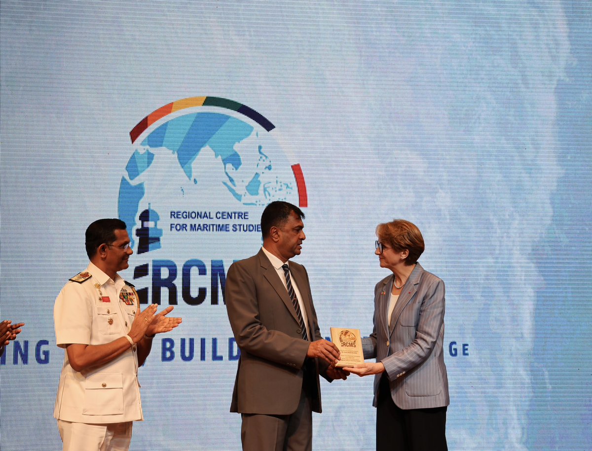 CoopSecuDefense's tweet photo. 🇱🇰🇫🇷 : inauguration du CREM (Centre Régional d'Études Maritimes) à Colombo, en présence d'@amdescotes , Secrétaire générale du MEAE.

➡️ Portée par la DCSD, cette école formera civils et militaires sri-lankais et des pays voisins à la sécurité et à la sûreté maritime. https://t.co/RPK6Z9cWDN