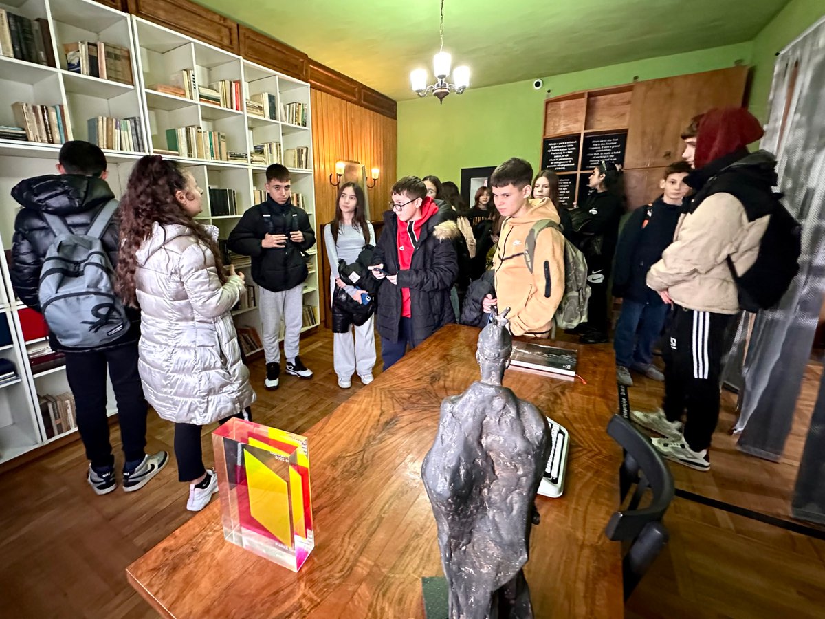 HouseKadare's tweet photo. Të gëzuar që drejtuesit dhe mësuesit e shkollave të Tiranës, po i përgjigjen ftesës sonë per të sjellë nxënësit të vizitojnë dy muzetë e vetëm letrarë të Shqipërisë.

Eja në MUZE 🫶🏻 https://t.co/4IagHPIdtS