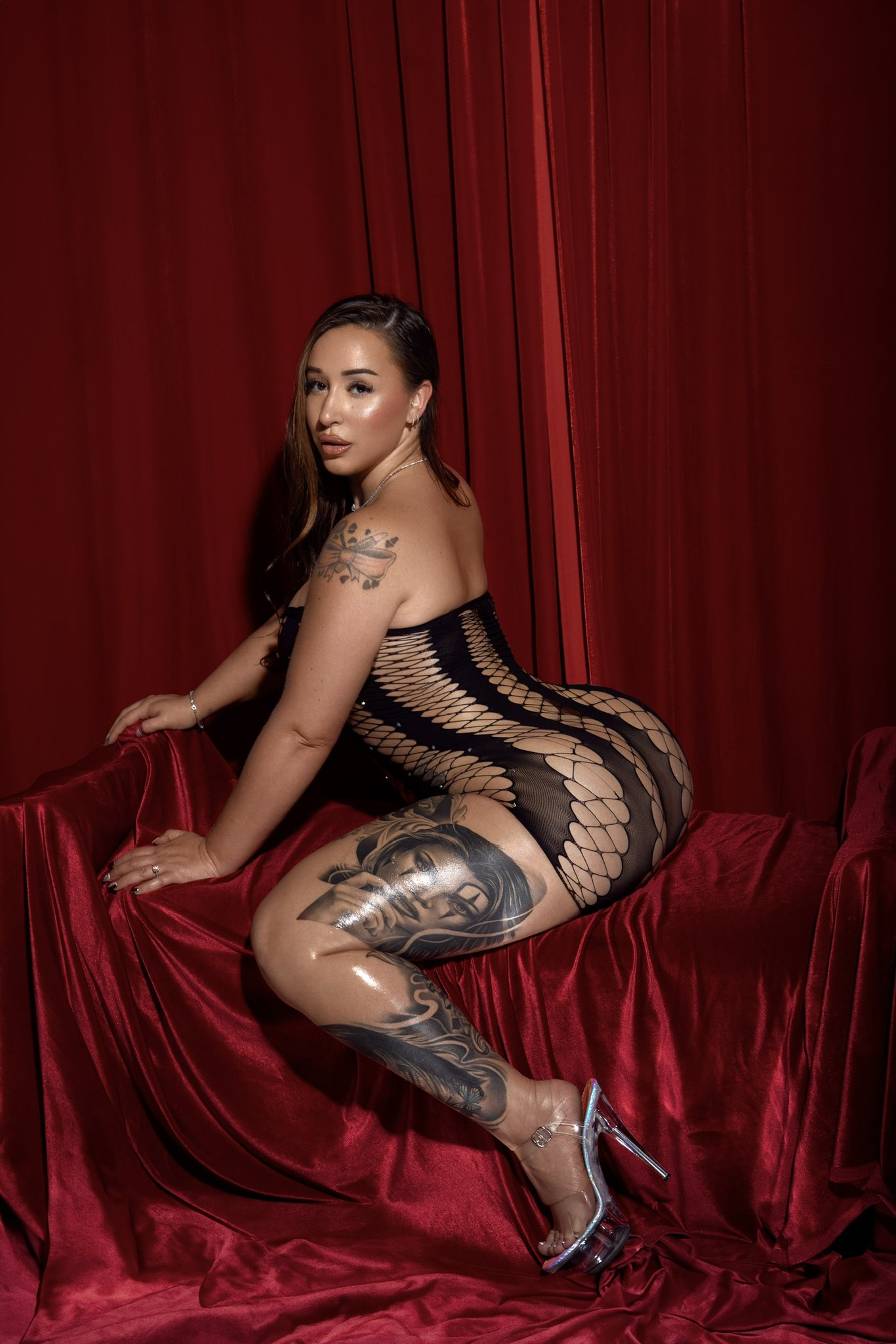 1 pic. From or side? Model @dreemz981 outfit @honeydroponline https://t.co/3ghCAUgwi6