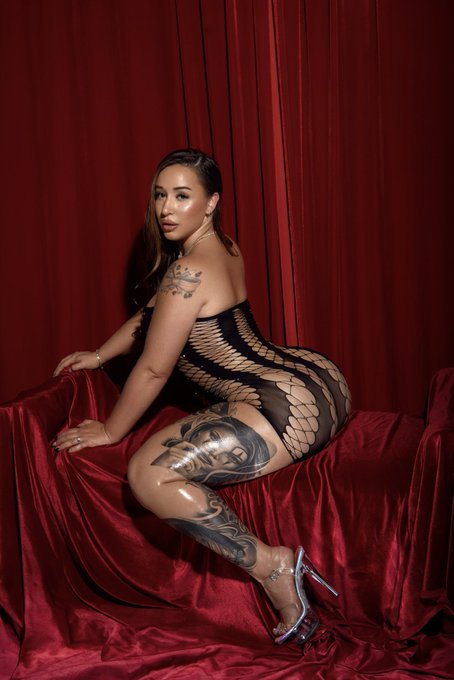 2020𝔭𝔥𝔬𝔱𝔬𝔤𝔯𝔞𝔭𝔥𝔶 - 1 pic. From or side? Model @dreemz981 outfit @honeydroponline https://t.co/3ghCAUgwi6