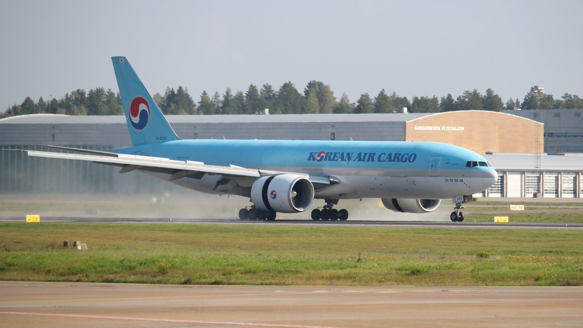 eimundro's tweet photo. Korean Air Cargo Boeing 777F at Oslo Lufthavn Gardermoen
#Boeing #Boeing777 #cargo #Airplane #Aviation #Oslo #Norway #Photography #Canon #canonphotography #Planes https://t.co/W9pEOxYlMO