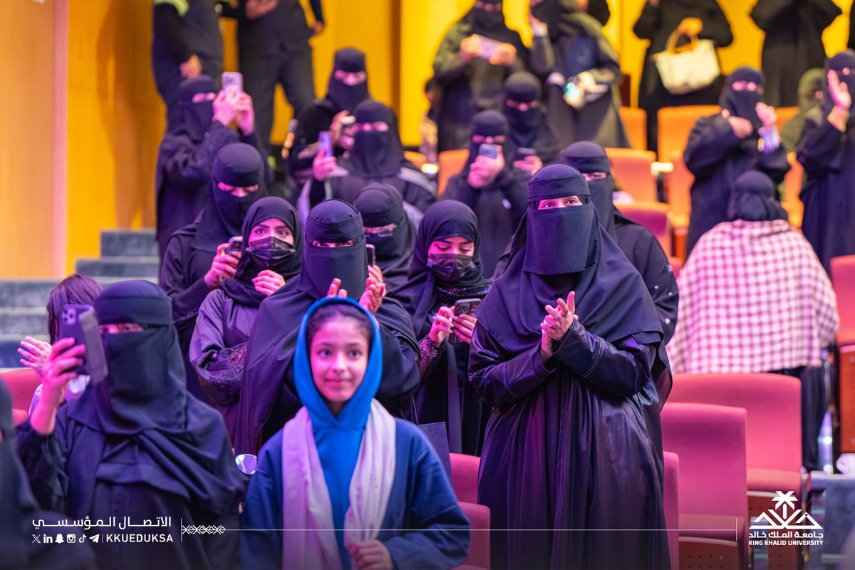 kkueduksa's tweet photo. #صور |

جانب من احتفاء #جامعة_الملك_خالد مساء اليوم، بفوز المملكة باستضافة #كأس_العالم_2034.. 

#معًا_ننمو 
#أهلاً_بالعالم
#السعودية34
#عسير_تسابق_المستقبل_باستضافة_كأس_العالم https://t.co/KBs1PwxsEo