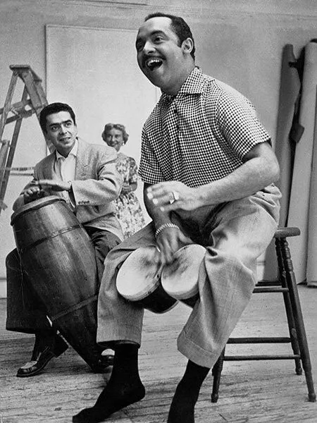 RadioPocaju's tweet photo. El Marajá de Pocajú sacude sus maracas en honor a Dámaso Pérez Prado 🪇🪇🪇

Desde el Palacio Real, se decreta la interrupción de toda actividad innecesaria y se les invita a tirarse en la arena a disfrutar del sabor del "Rey del Mambo"

Feliz cumpleaños carita de foca ❤️❤️❤️ https://t.co/y6rzEnTqcV