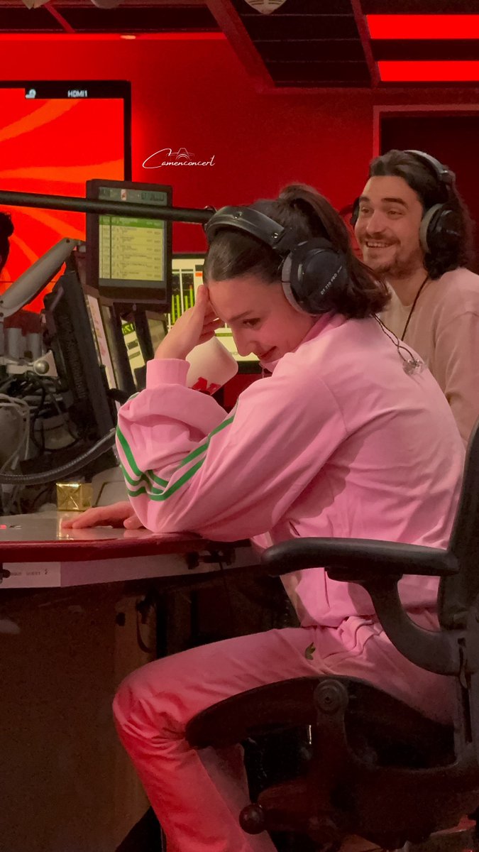 camille_lv5's tweet photo. Dites vous sur cette photo Lenie était gênée car ils lui ont demandé de faire le « It’s TIIIIIIME » et elle a foiré MDRR c’était hilarant 😭😭😭 https://t.co/Yzez9gXdp2